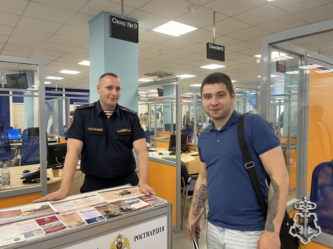 Офицеры Росгвардии в Воронеже приняли участие в ярмарке вакансий