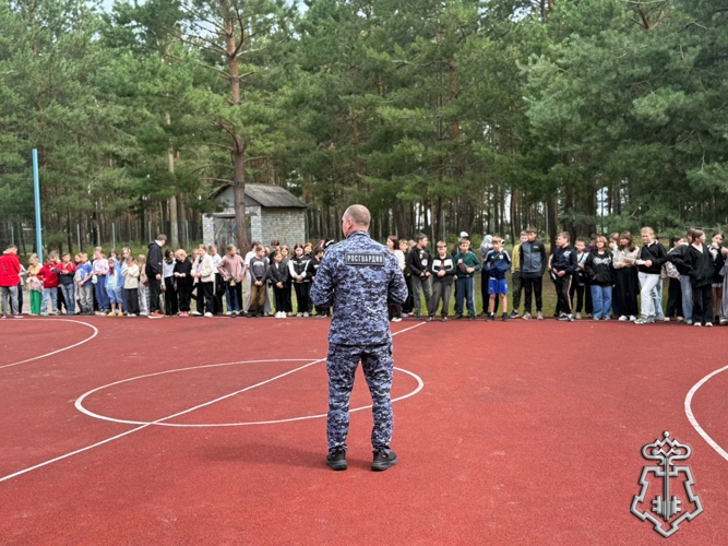 Сотрудники Росгвардии провели утреннюю физическую зарядку в лагере в рамках акции «Каникулы с Росгвардией»
