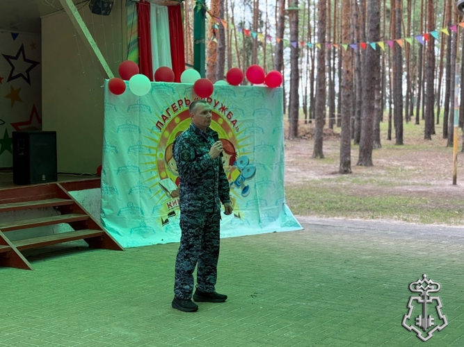 Сотрудники Росгвардии провели утреннюю физическую зарядку в лагере в рамках акции «Каникулы с Росгвардией»