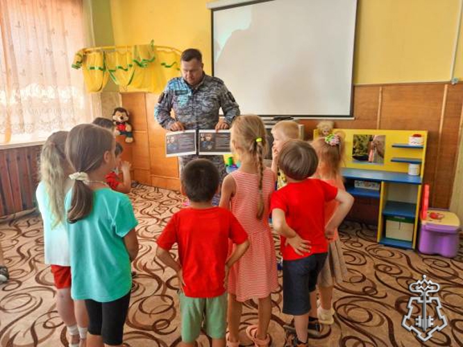 Сотрудник росгвардии провели урок мужества в детском саду в рамках акции «Каникулы с Росгвардией»