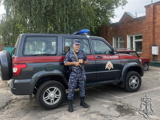 В Воронеже Росгвардеец пришел на помощь почувствовавшему себя плохо пенсионеру