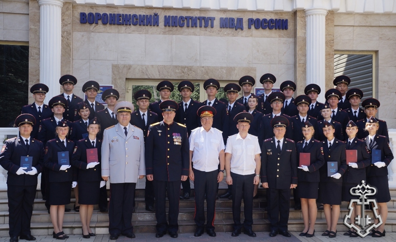 НАЧАЛЬНИК ГЛАВНОГО УПРАВЛЕНИЯ ВНЕВЕДОМСТВЕННОЙ ОХРАНЫ РОСГВАРДИИ ГЕНЕРАЛ-ЛЕЙТЕНАНТ ПОЛИЦИИ АЛЕКСАНДР ГРИЩЕНКО ПОЗДРАВИЛ ВЫПУСКНИКОВ ВОРОНЕЖСКОГО ИНСТИТУТА МВД РОССИИ С ОКОНЧАНИЕМ ВУЗА