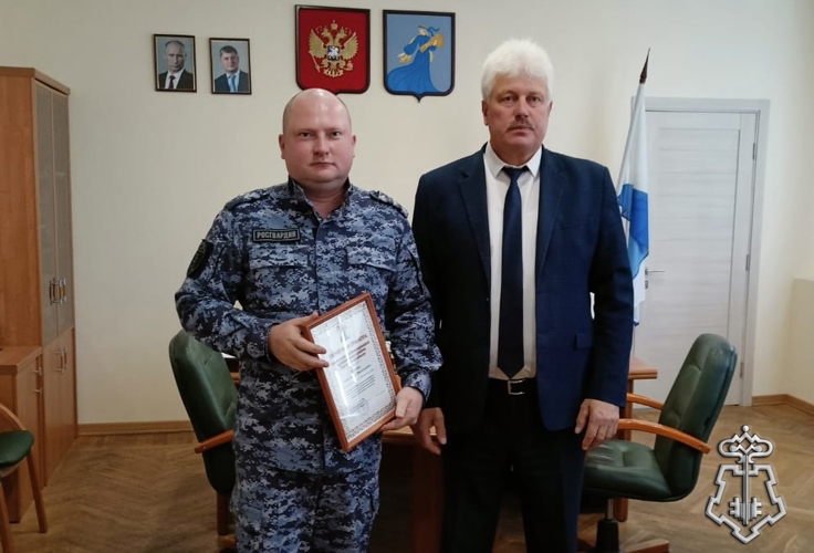 Сотруднику вневедомственной охраны Росгвардии вручил благодарность глава Нижнедевицкого района