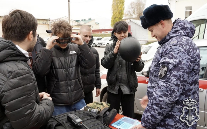 Патриотическую акцию «Открытая Росгвардия - Всероссийский день призывника» провели росгвардейцы в Воронеже