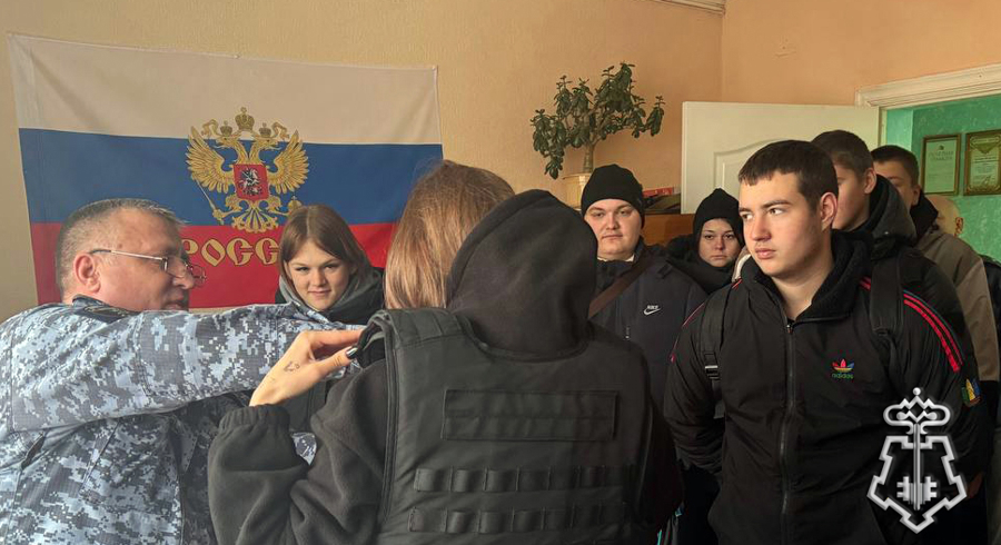 Сотрудники Росгвардии провели урок мужества и безопасности для студентов техникума