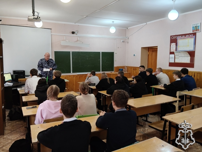 Сотрудники вневедомственной охраны провели профориентирующую беседу в Богучарской школе 