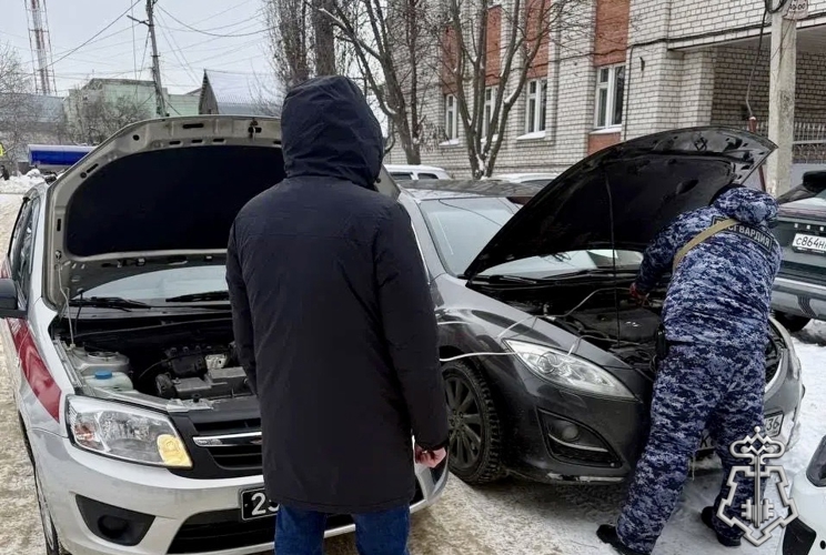 Сотрудники Росгвардии оказали помощь водителю неисправного автомобиля в Воронеже