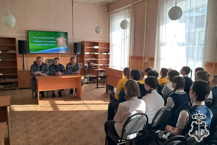 Сотрудники вневедомственной охраны Бутурлиновского района провели урок мужества со школьниками  
