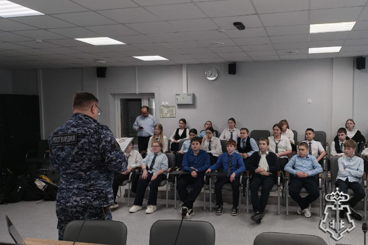 Сотрудники вневедомственной охраны провели встречу с учениками средних классов в Воронежской области