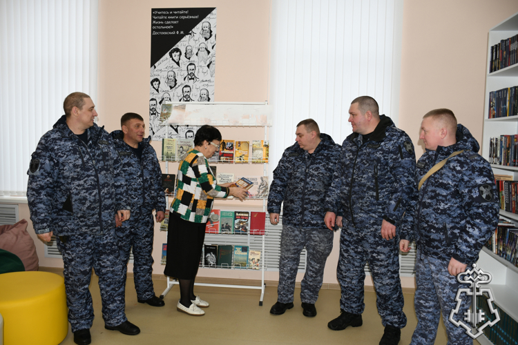 СОТРУДНИКИ ВНЕВЕДОМСТВЕННОЙ ОХРАНЫ ПОСЕТИЛИ БИБЛИОТЕКУ В ВОРОНЕЖСКОЙ ОБЛАСТИ 