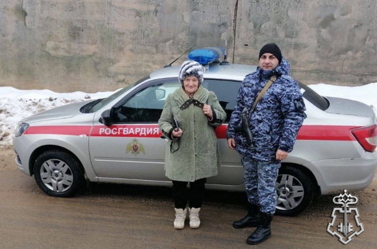 СОТРУДНИКИ РОСГВАРДИИ ОКАЗАЛИ ПОМОЩЬ ПОЖИЛОЙ ЖИТЕЛЬНИЦЕ ВОРОНЕЖА