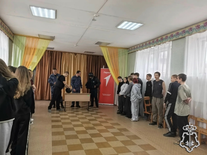 Представители Росгвардии провели патриотическое мероприятие для учащихся  Кантемировской основной школы.