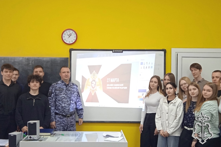 Сотрудник вневедомственной охраны провёл урок мужества в школе Поворинского района 