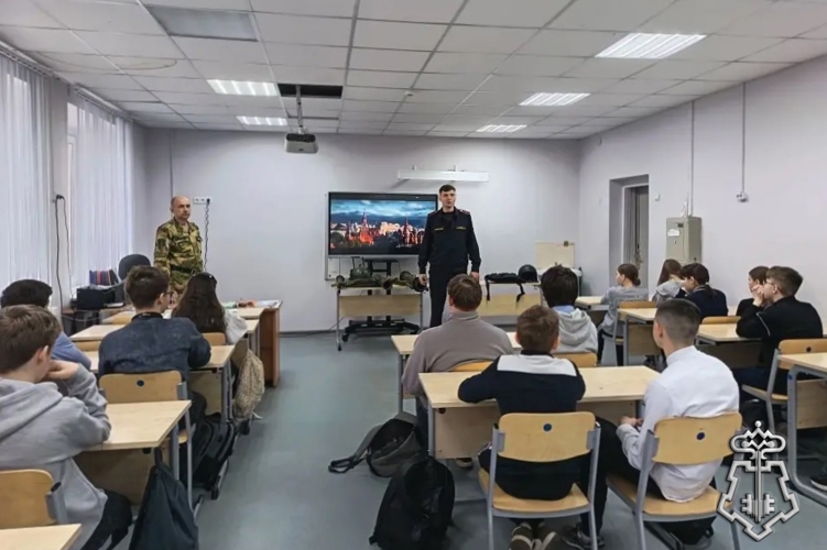 Представители Росгвардии провели урок мужества в Семилукской школе