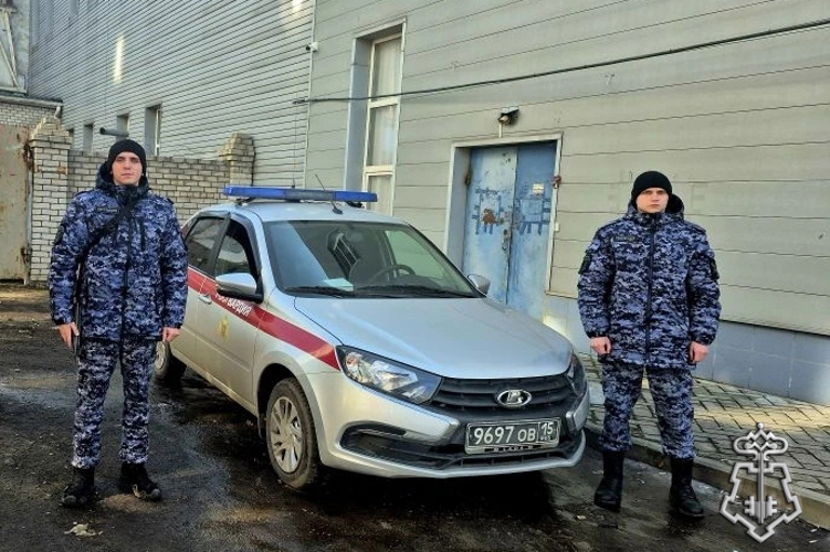 В Воронеже сотрудники пришли на помощь женщине с признаками деменции