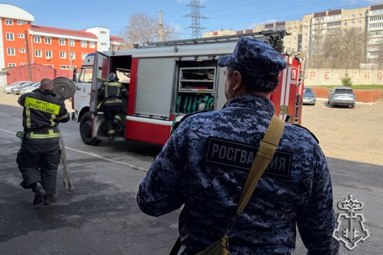 В Воронеже Росгвардия и МЧС провели совместную пожарно-тактическую тренировку