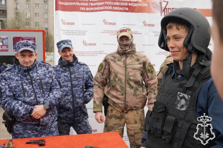В Воронеже росгвардейцы стали частью ежегодной патриотической акции « День призывника» для молодежи допризывного возраста 