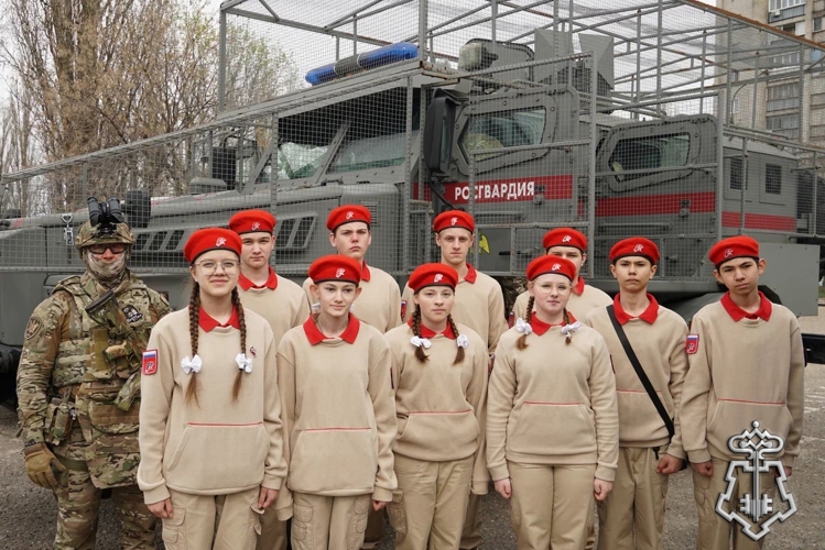 В Воронеже росгвардейцы стали частью ежегодной патриотической акции « День призывника» для молодежи допризывного возраста 
