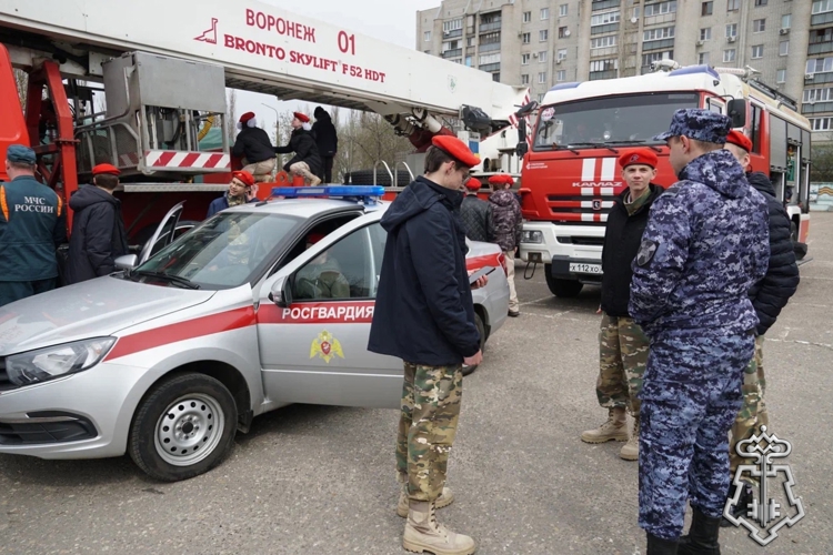 В Воронеже росгвардейцы стали частью ежегодной патриотической акции « День призывника» для молодежи допризывного возраста 