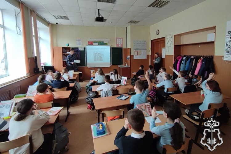 В Воронеже представитель вневедомственной охраны Росгвардии провел беседу, посвященную 40-й годовщине со дня аварии на чернобыльской АЭС