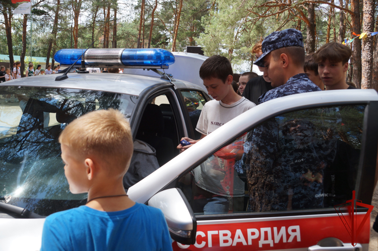  В Воронежской области сотрудники вневедомственной охраны провели ведомственную акцию «Каникулы с Росгвардией» в детском лагере