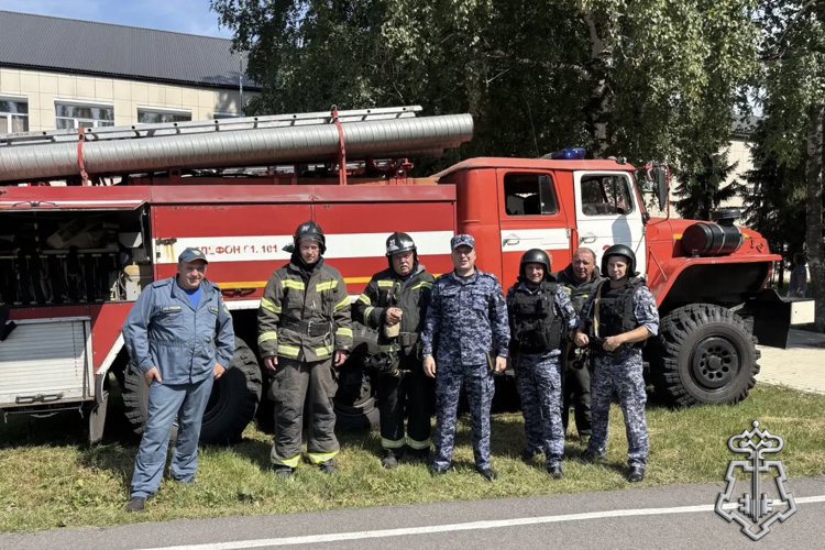 В ВОРОНЕЖСКОЙ ОБЛАСТИ В ШКОЛАХ ПРОШЛИ УЧЕНИЯ РОСГВАРДИИ ПО ПОЖАРНОЙ БЕЗОПАСНОСТИ