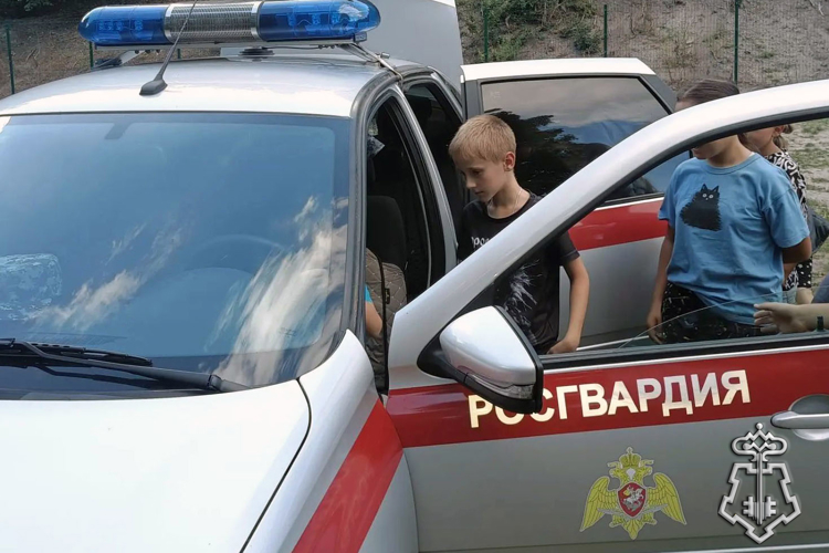 Экипировку вневедомственной охраны Росгвардии опробовали школьники Воронежской области в  рамках ведомственной акции «Каникулы с Росгвардией»