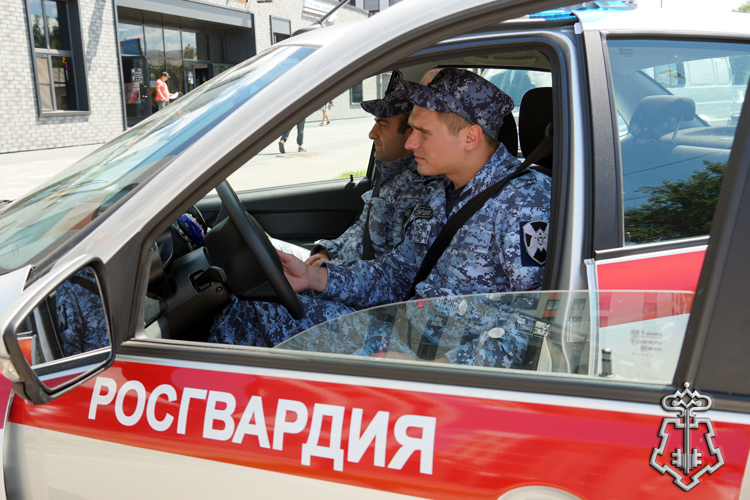 В ВОРОНЕЖЕ СОТРУДНИКИ ВНЕВЕДОМСТВЕННОЙ ОХРАНЫ РОСГВАРДИИ ЗАДЕРЖАЛИ МЕСТНУЮ ЖИТЕЛЬНИЦУ, КОТОРАЯ НАПАЛА НА МУЖЧИНУ С НОЖОМ