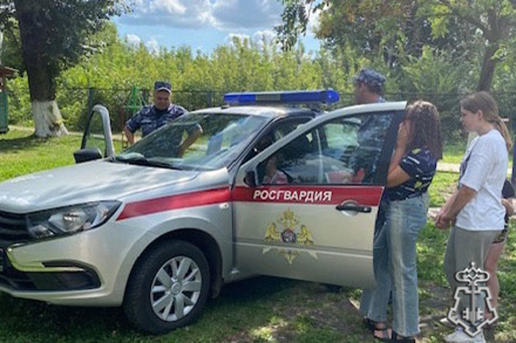В рамках акции «Каникулы с Росгвардией» сотрудники вневедомственной охраны Эртильского района Воронежской области встретились с воспитанниками районного реабилитационного центра для несовершеннолетних