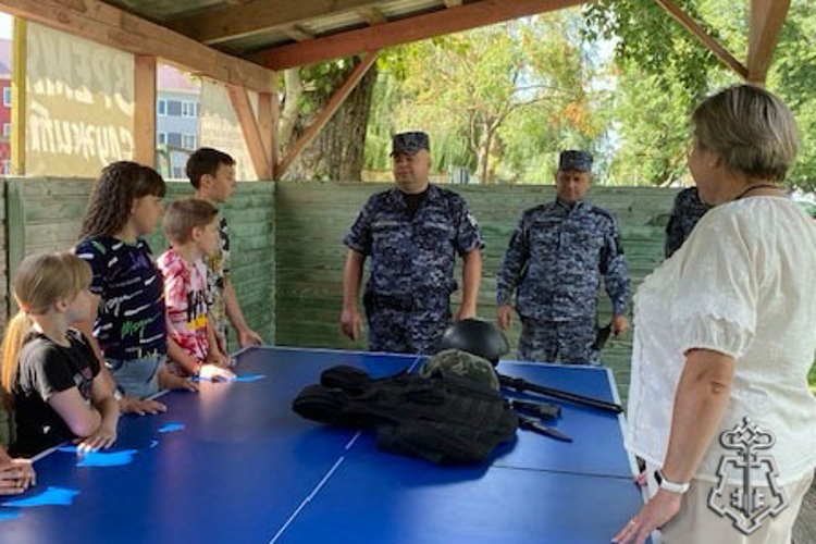 В рамках акции «Каникулы с Росгвардией» сотрудники вневедомственной охраны Эртильского района Воронежской области встретились с воспитанниками районного реабилитационного центра для несовершеннолетних