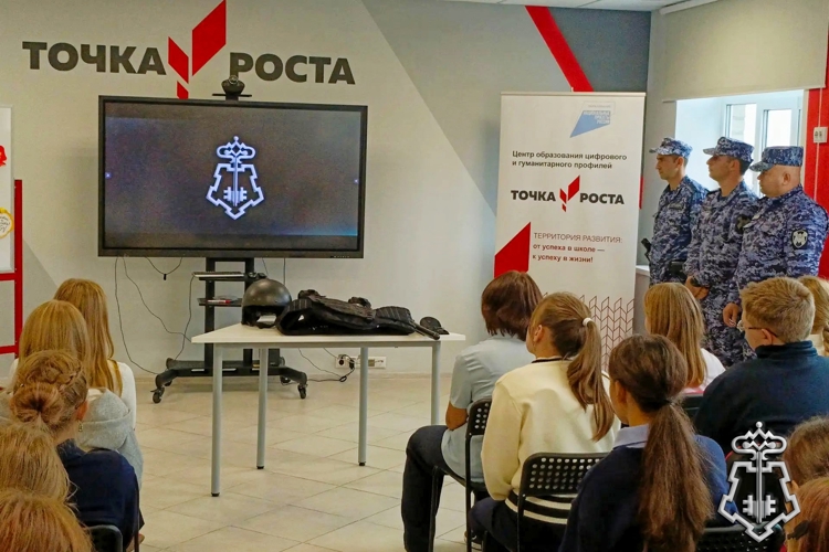 Сотрудники вневедомственной охраны Росгвардии провели урок мужества для учащихся школы в Эртильском районе Воронежской области