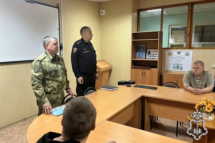 Сотрудники Росгвардии продолжают проводить профориентационные и патриотические мероприятия в Воронежской области