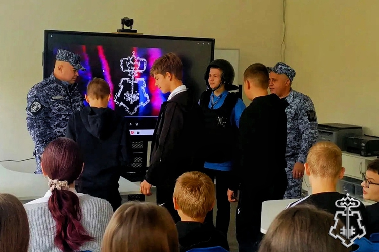 В Воронежской области сотрудники отдела вневедомственной охраны провели урок безопасности для школьников