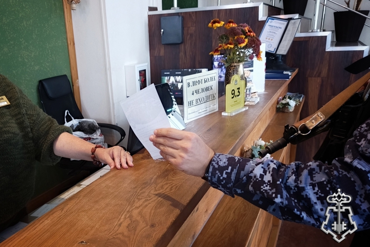 В Воронежской области сотрудники вневедомственной охраны провели акцию «Безопасный дом, подъезд, квартира»