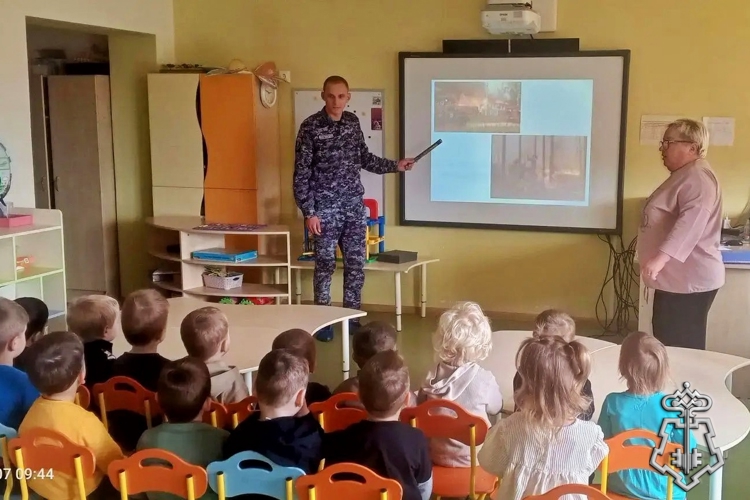 В Воронежской области сотрудник вневедомственной охраны Росгвардии провел урок безопасности для воспитанников детского сада 