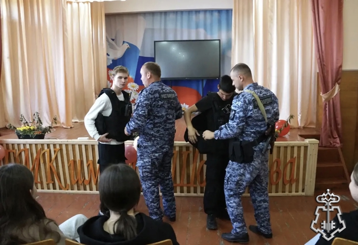 Сотрудники вневедомственной охраны Воронежской области провели профориентационную и патриотическую встречу в Богучарском многопрофильном колледже
