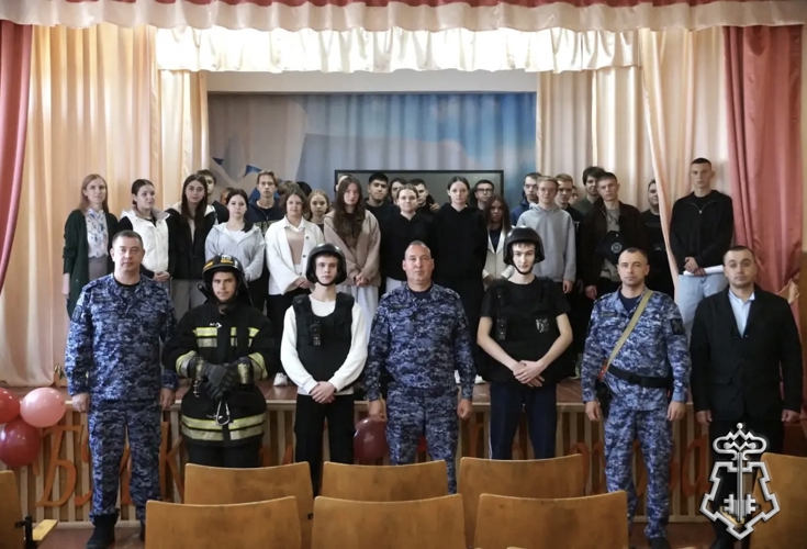 Сотрудники вневедомственной охраны Воронежской области провели профориентационную и патриотическую встречу в Богучарском многопрофильном колледже